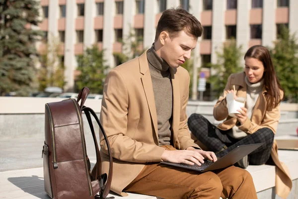 남자는 친구가 워크를 배경으로 환경에서 벤치에 노트북을 — 스톡 사진
