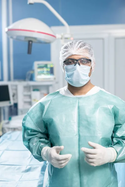 Jonge Professionele Chirurg Beschermend Uniform Masker Handschoenen Bril Operatiekamer Tegen — Stockfoto