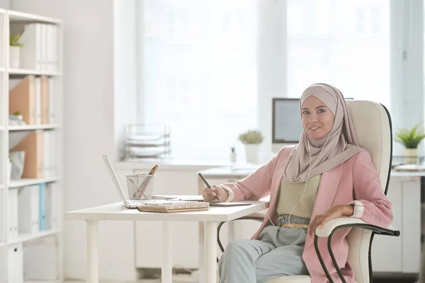 Joven Mujer Musulmana Creativa Hijab Auriculares Sentados Junto Escritorio Mientras —  Fotos de Stock