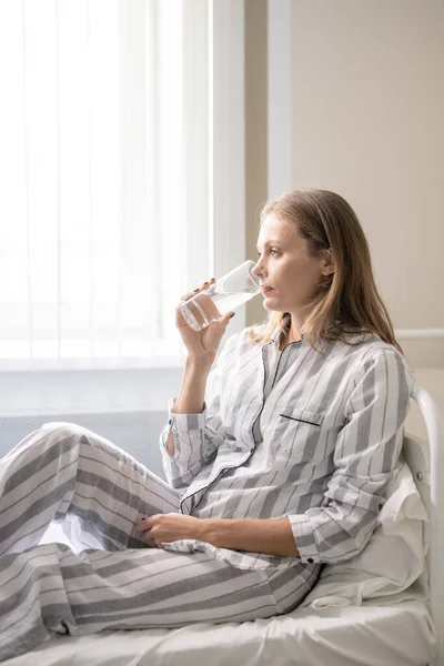 Junge Blonde Patientin Eines Modernen Covid Krankenhauses Gestreiften Pyjamas Sitzt — Stockfoto