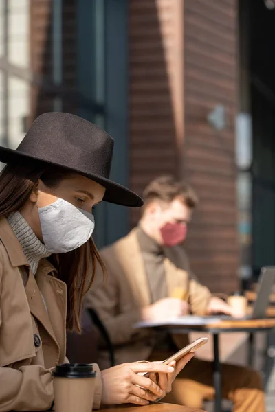 Vue Latérale Jeune Femme Brune Élégante Chapeau Trenchcoat Masque Protection — Photo