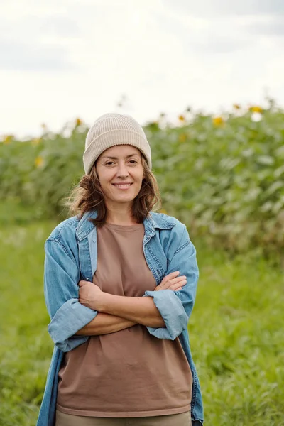 Felnőtt Vidám Női Farmer Sapkában Munkaruhában Mosolyogva Néz Rád Miközben — Stock Fotó