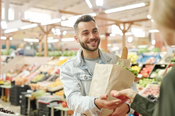 View Unrecognizable Woman Giving Juicy Peach Husband While Buying Fruits — Stock Photo, Image