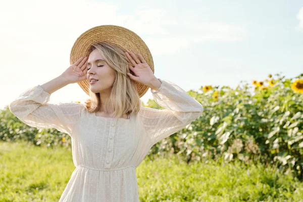 Schöne Junge Blonde Frau Mit Strohhut Und Weißem Landhauskleid Steht — Stockfoto