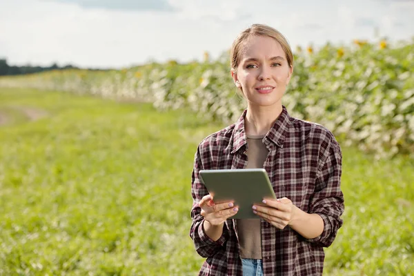 Young Blond Smiling Female Farmer Workwear Looking You While Standing — Stock Photo, Image