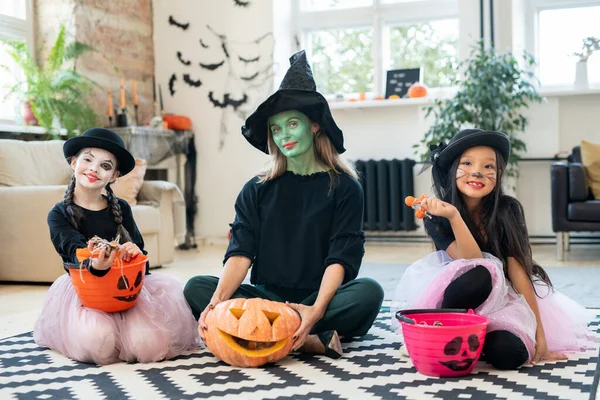 Drie Mooie Heksen Zitten Met Trick Treating Emmers Vloer Kijken — Stockfoto