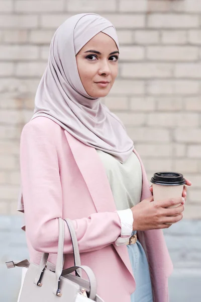 Młoda Wspaniała Muzułmanka Hidżabie Pulowerze Różowym Swetrze Pijąca Kawę Stojąc — Zdjęcie stockowe