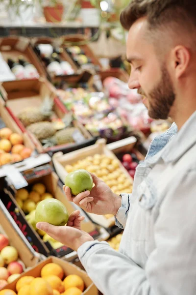 Szakállas Férfi Vállnézete Felett Áll Élelmiszerpultnál Citrusféléket Vásárol Hogy Erősítse — Stock Fotó