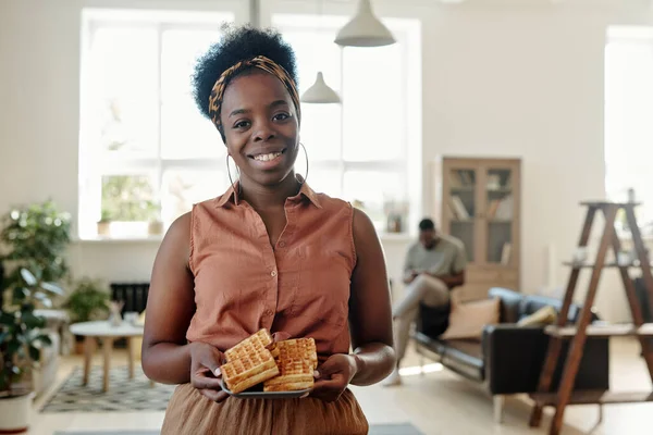 Jovem Mulher Africana Feliz Com Waffles Caseiros Olhando Para Você — Fotografia de Stock