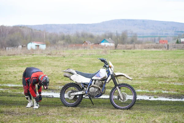 Motociclista Preparando Para Cruz Enquanto Dobra Sobre Gramado Verde Ambiente — Fotografia de Stock