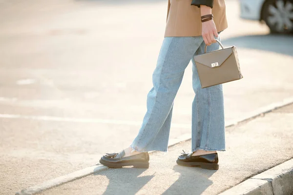 Beine Und Hände Einer Jungen Zeitgenössischen Stilvollen Frau Schwarzen Schuhen — Stockfoto