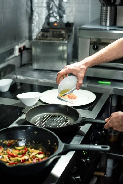 Mano Del Joven Chef Vertiendo Aceite Oliva Sartén Estufa Eléctrica — Foto de Stock