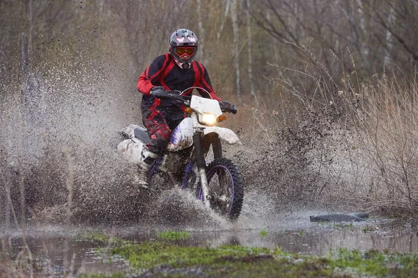 Motorcross Pengendara Balap Banjir Kayu Jalan Dengan Genangan Air Besar — Stok Foto