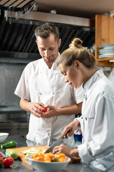 Selbstbewusster Männlicher Koch Uniform Blickt Auf Seine Junge Auszubildende Die — Stockfoto