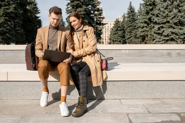 Jonge Aanhankelijk Paar Elegante Beige Trenchcoats Pullovers Broeken Zoek Naar — Stockfoto