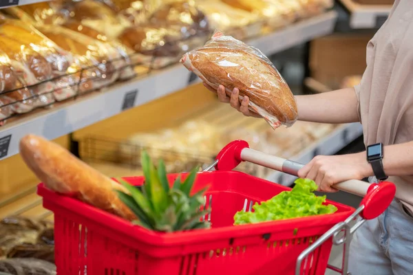 Moderne Jonge Vrouw Met Lang Haar Kiezen Brood Supermarkt Ochtend — Stockfoto