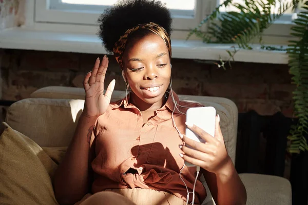 Jovem Mulher Descansada Alegre Etnia Africana Olhando Para Tela Smartphone — Fotografia de Stock
