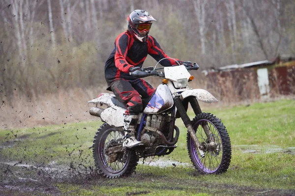 Motorcross Rider Racing Mud Track Dry Trees Green Lawn — Stock Photo, Image
