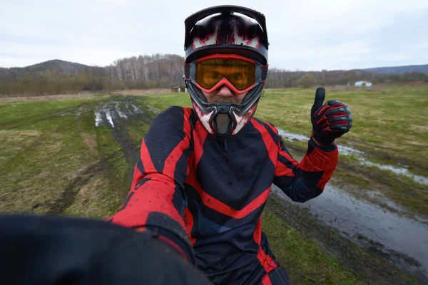 Doğal Çevreye Karşı Başparmağını Kaldırırken Selfie Için Poz Veren Motosiklet — Stok fotoğraf