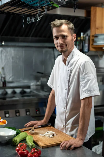 Joven Chef Profesional Éxito Restaurante Moderno Uniforme Blanco Pie Por —  Fotos de Stock