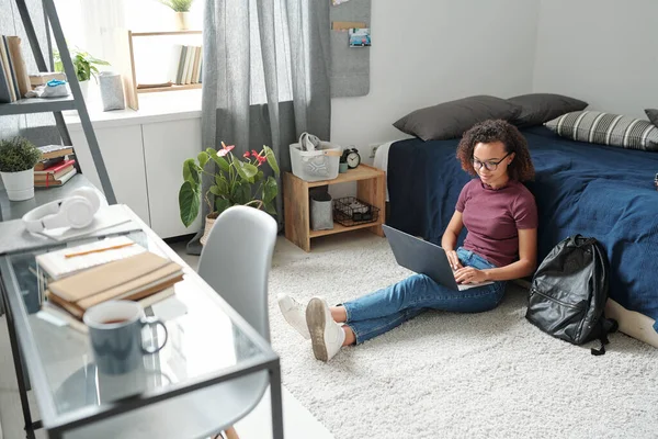 Young Contemporary Female Student Casualwear Sitting Floor Bed Laptop Legs — Stock Photo, Image