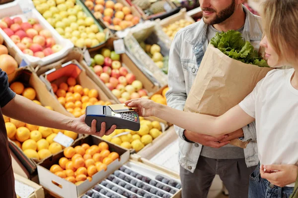 Close Van Onherkenbare Klanten Die Een Draadloze Kaart Naar Terminal — Stockfoto