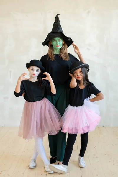 Retrato Mujer Seria Cara Verde Sombrero Brujas Posando Con Chicas — Foto de Stock