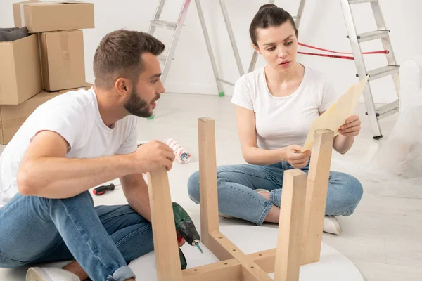 Young Couple Moving New House Sitting Floor Assembling Coffee Table — Stock Photo, Image