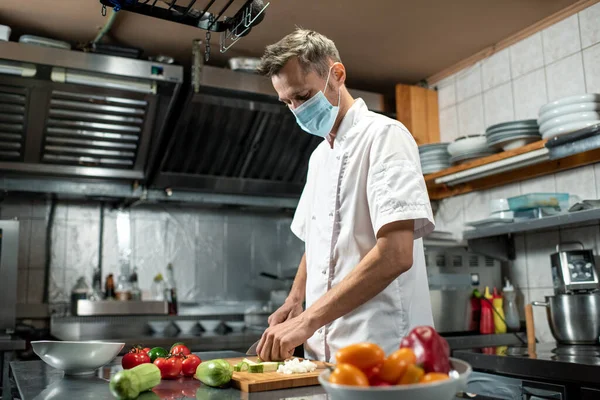 Jeune Chef Professionnel Uniforme Masque Protecteur Hachant Courgettes Fraîches Autres — Photo