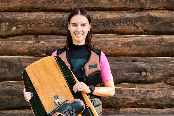 Actieve Jonge Vrolijke Vrouwelijke Surfer Een Veiligheidsjas Die Surfplank Vasthoudt — Stockfoto