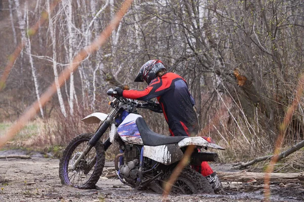 Motociclista Tirando Morobike Fuera Barro Mientras Monta Bosque —  Fotos de Stock