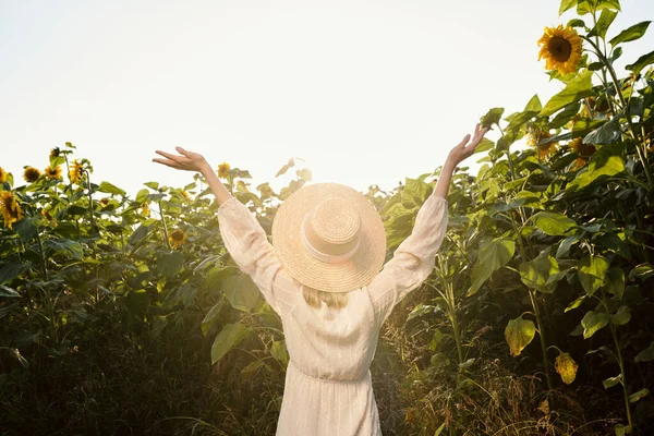 Vista Posteriore Della Giovane Donna Cappello Paglia Vestito Bianco Piedi — Foto Stock