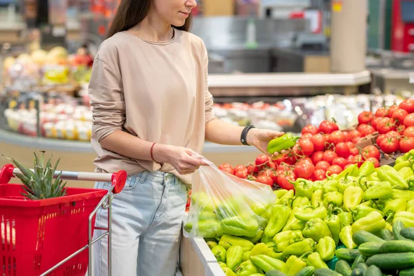 Retrato Jovem Mulher Adulta Supermercado Com Carrinho Compras Escolhendo Pimentas — Fotografia de Stock