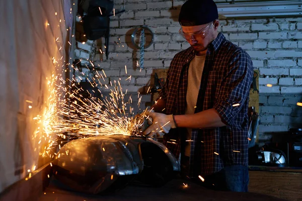 Joven Reparador Moliendo Parte Del Tanque Combustible Motocicleta Taller Tiro — Foto de Stock