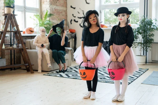 Serious Multi Ethnic Mimes Girls Pink Tutu Skirts Black Hats — Stock Photo, Image