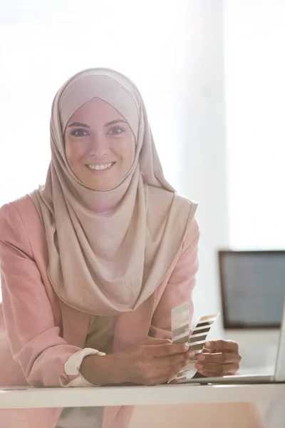 Joven Diseñadora Musulmana Bonita Con Paletas Colores Mirándote Con Sonrisa —  Fotos de Stock