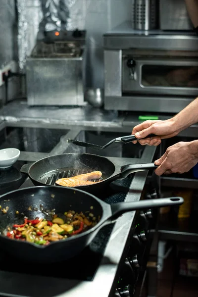 Manos Cocinero Macho Asando Trozo Salmón Sartén Caliente Con Aceite — Foto de Stock