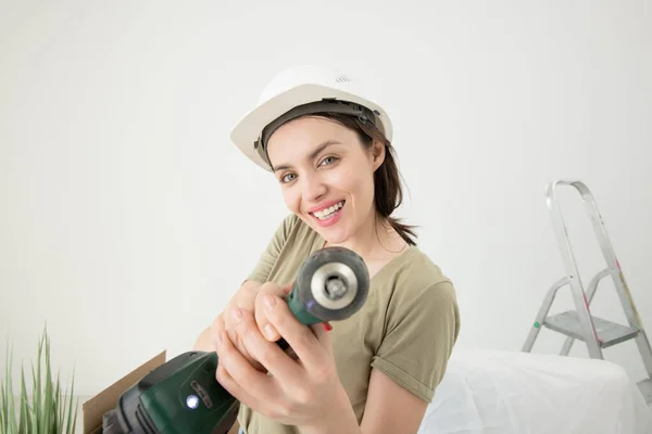 Porträtt Självsäker Ung Kvinna Hårdhatt Med Hjälp Skruvmejsel När Renoverar — Stockfoto