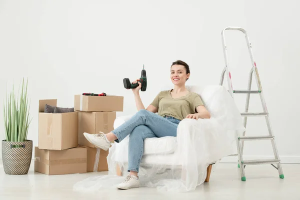 Porträtt Leende Ung Kvinna Hatt Sittandes Med Sladdlös Skruvmejsel Fåtöljen — Stockfoto