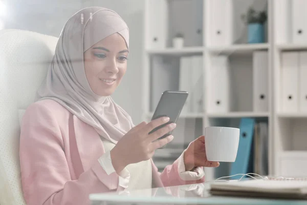 Šťastný Klidný Muslimský Obchodnice Hidžábu Rolování Smartphonu Při Hledání Kontaktů — Stock fotografie