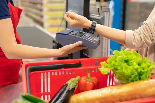 Jeune Femme Moderne Utilisant Technologie Montre Intelligente Pour Payer Des — Photo