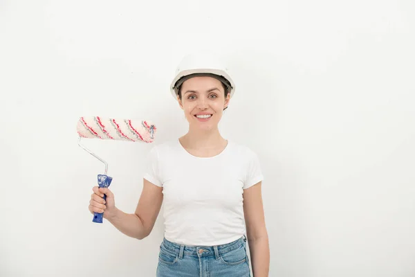 Retrato Una Joven Segura Misma Sosteniendo Rollo Pintura Contra Pared — Foto de Stock