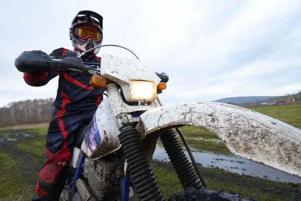 Motocross Wyścigi Wsi Profesjonalnym Rowerzystą Przed Zachmurzone Niebo — Zdjęcie stockowe