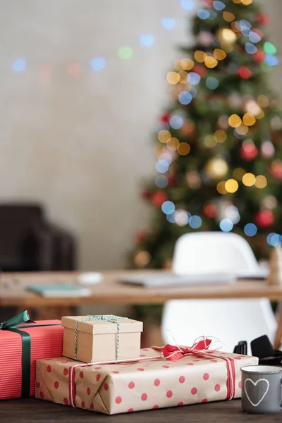 Pilha Presentes Natal Embalados Embrulhados Papel Amarrados Com Fitas Mesa — Fotografia de Stock