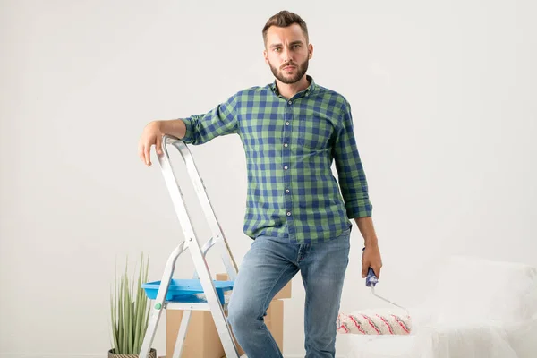 Retrato Jovem Barbudo Alegre Com Rolo Pintura Escada Rolante Novo — Fotografia de Stock