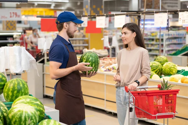 无法辨认的超市员工穿着印有新鲜西瓜的制服 复制空间 — 图库照片