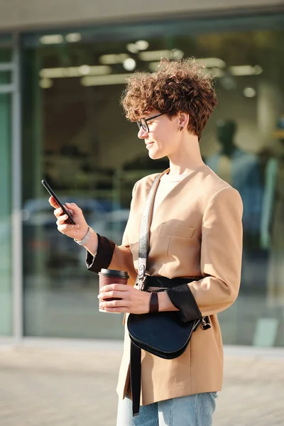 Junge Brünette Geschäftsfrau Mit Getränken Und Handtasche Sms Smartphone Während — Stockfoto