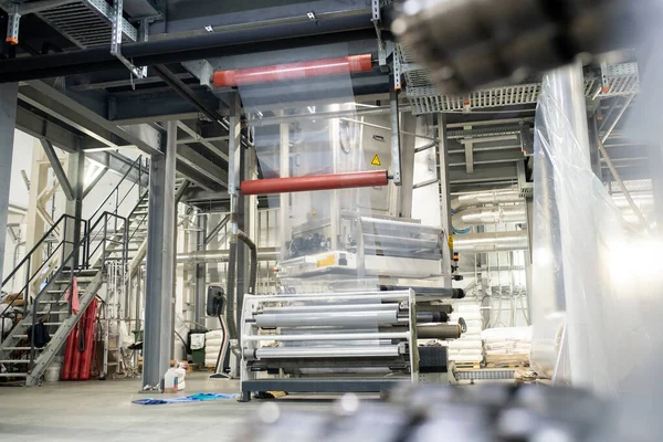 現代工業プラント内の技術構造 機械および梱包材を備えた大規模工場または倉庫の内部 — ストック写真