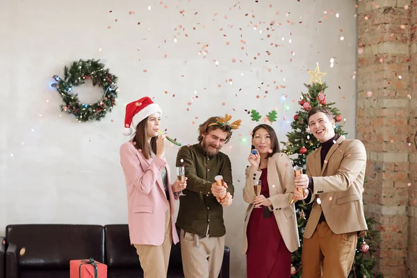 Gioioso Giovani Colleghi Natale Copricapo Sparare Cracker Divertirsi Alla Festa — Foto Stock