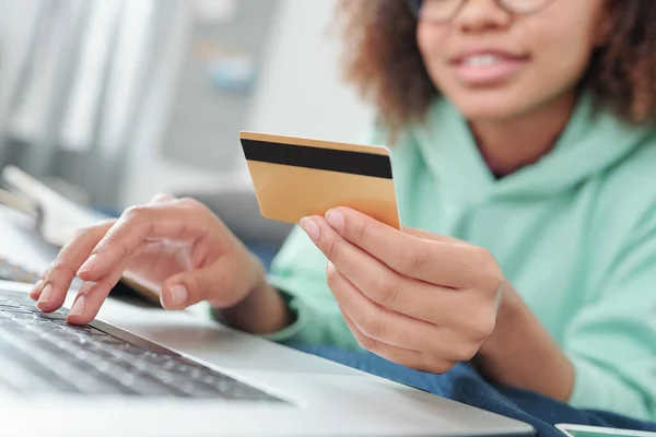 Handen Van Jonge Eigentijdse Vrouw Met Creditcard Laptop Toetsenbord Scrollen — Stockfoto